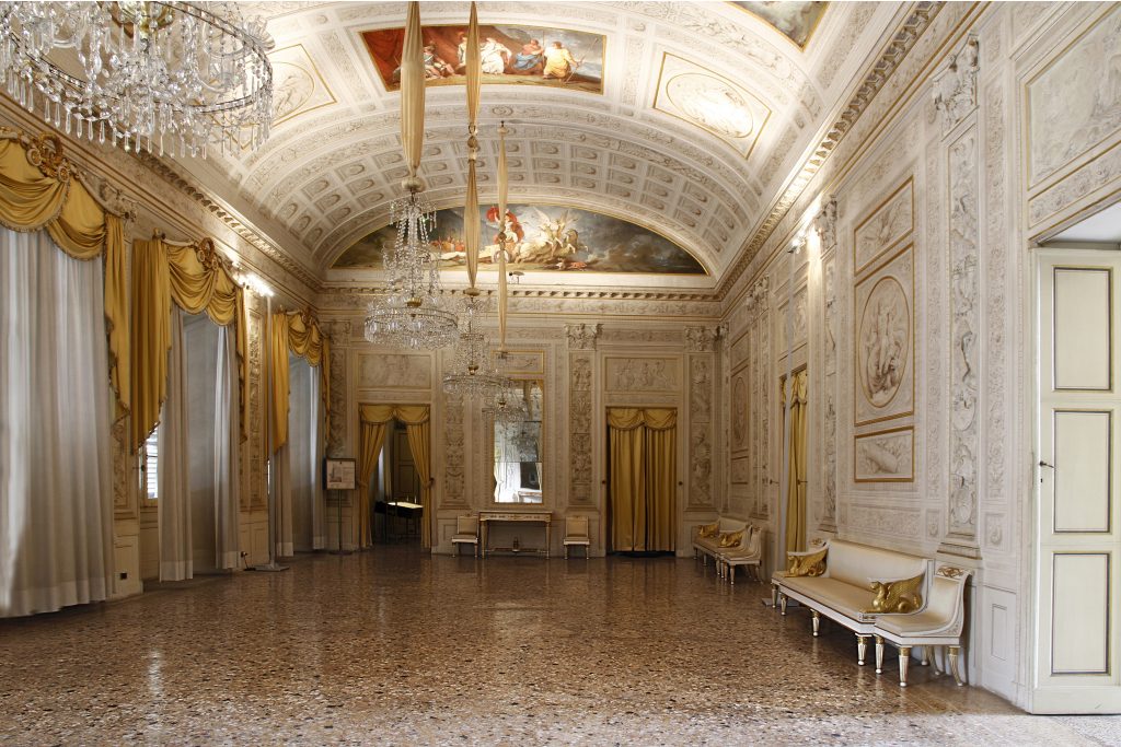 Scorcio della sala delle feste. Dall'immagine è visibile la lunetta della volta nella quale è raffigurato Achille che trascina il corpo di Ettore.